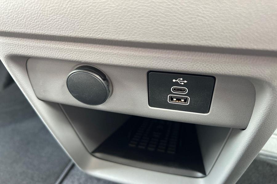 Ford TRANSIT CUSTOM Photo f755567d-0209-406b-b6cc-ecad47a0bde9.jpg