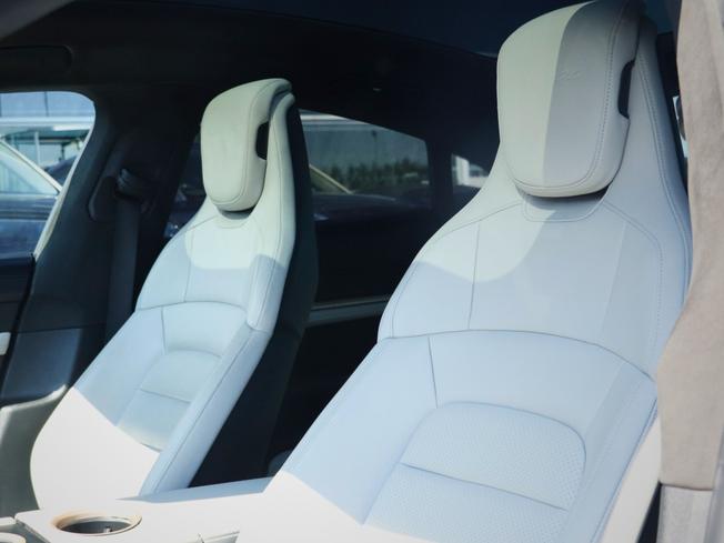 PORSCHE Taycan Photo 32