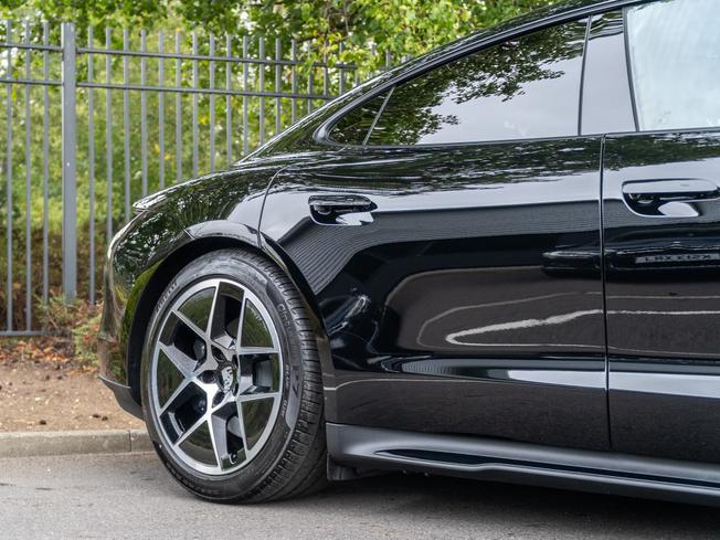 Porsche Taycan Photo 33