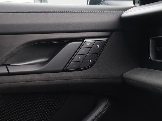 PORSCHE Taycan Photo 23