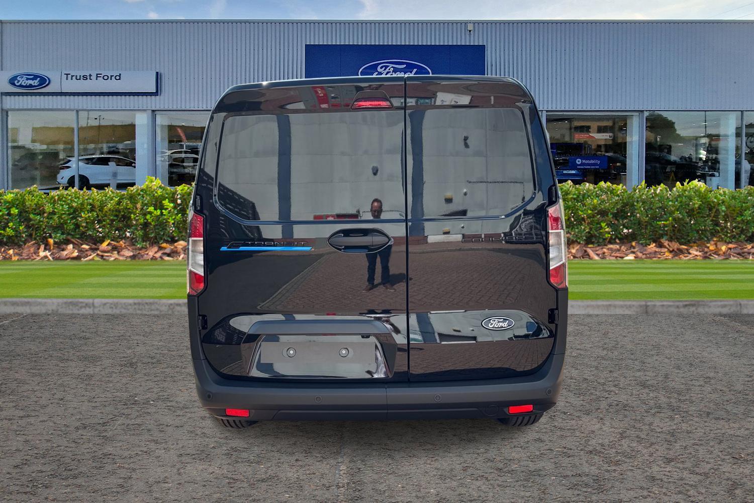 Ford E-TRANSIT COURIER Photo 13