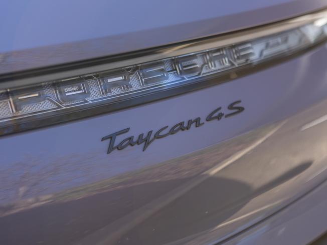 PORSCHE Taycan Photo 44