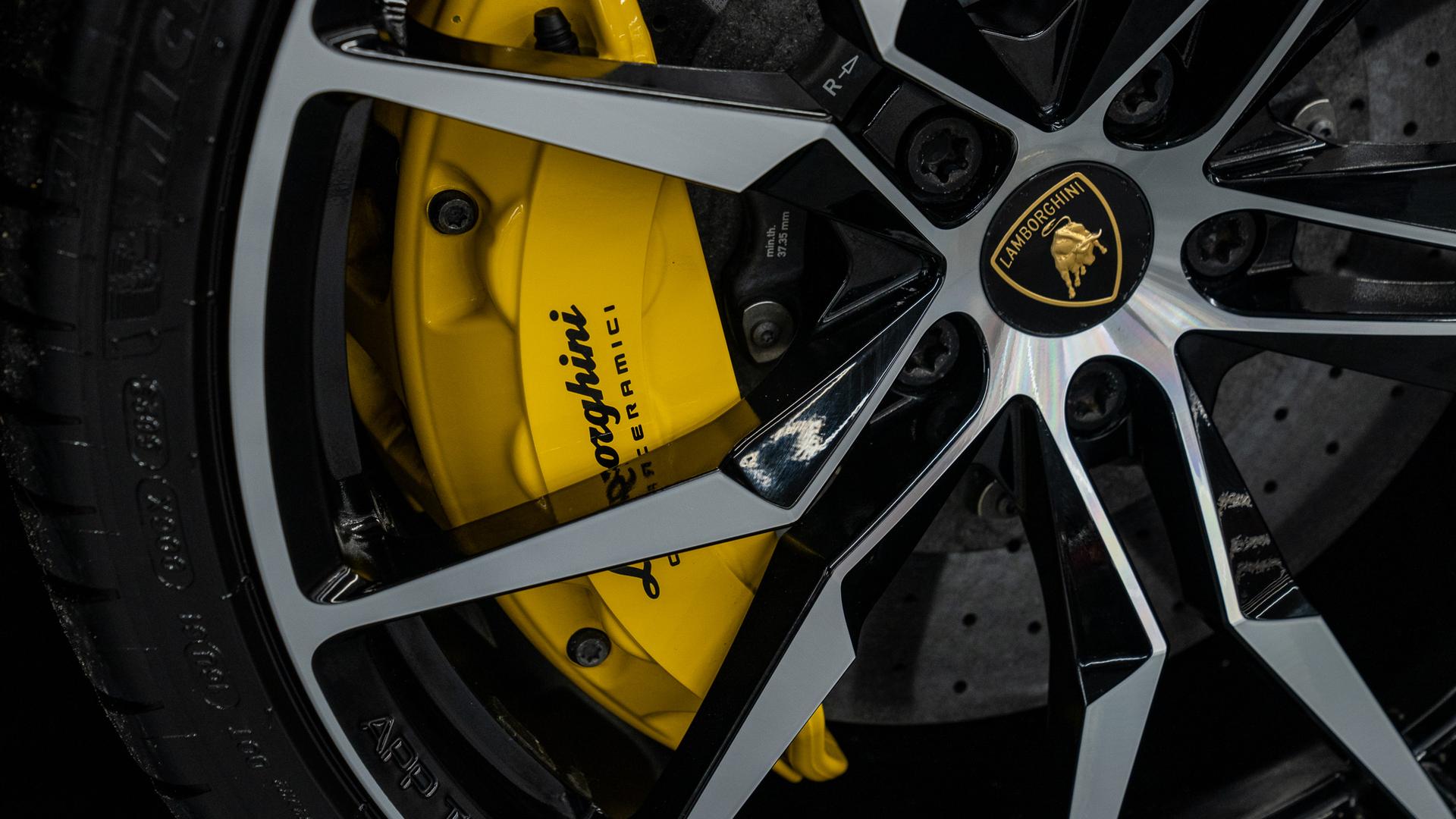 LAMBORGHINI Aventador Photo f80bf496-127e-4289-ab85-8364a43c6a51.jpg