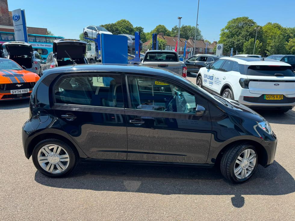 Volkswagen up! Photo f8272e49-390e-49b8-8be3-8f097921e3e8.jpeg