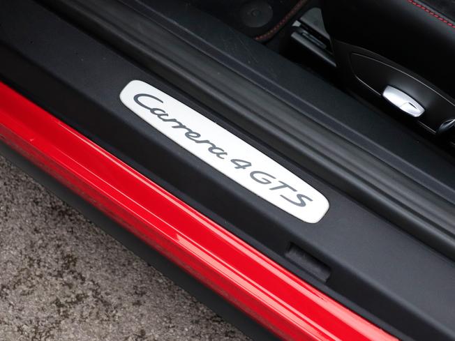 PORSCHE 911 Photo 9