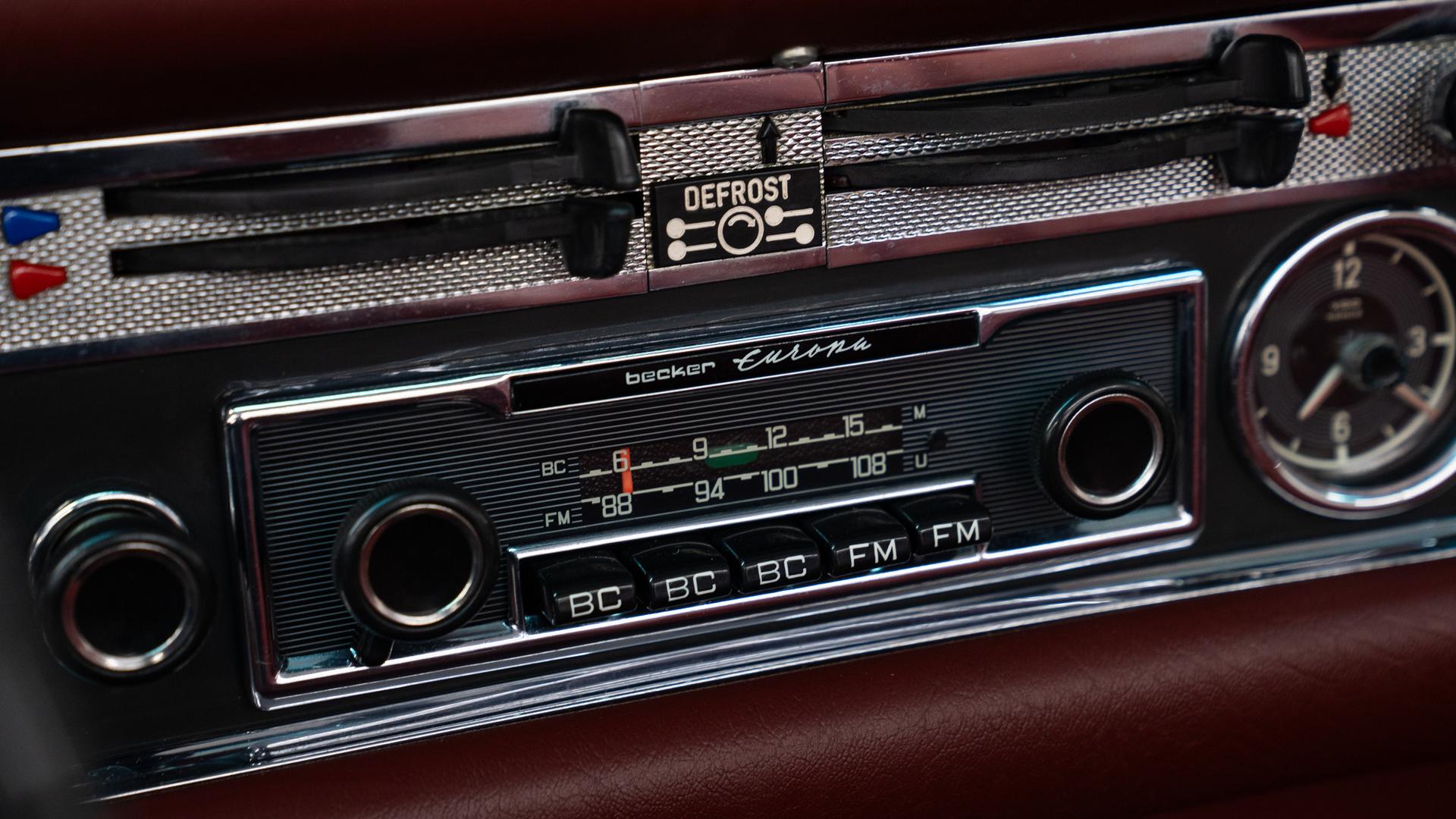 Mercedes-Benz 280 SL Photo f82e520d-48e0-4466-af58-e9c63fa38635.jpg