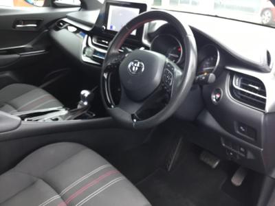 Toyota C-HR Photo 12