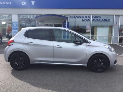 Peugeot 208 Photo 1