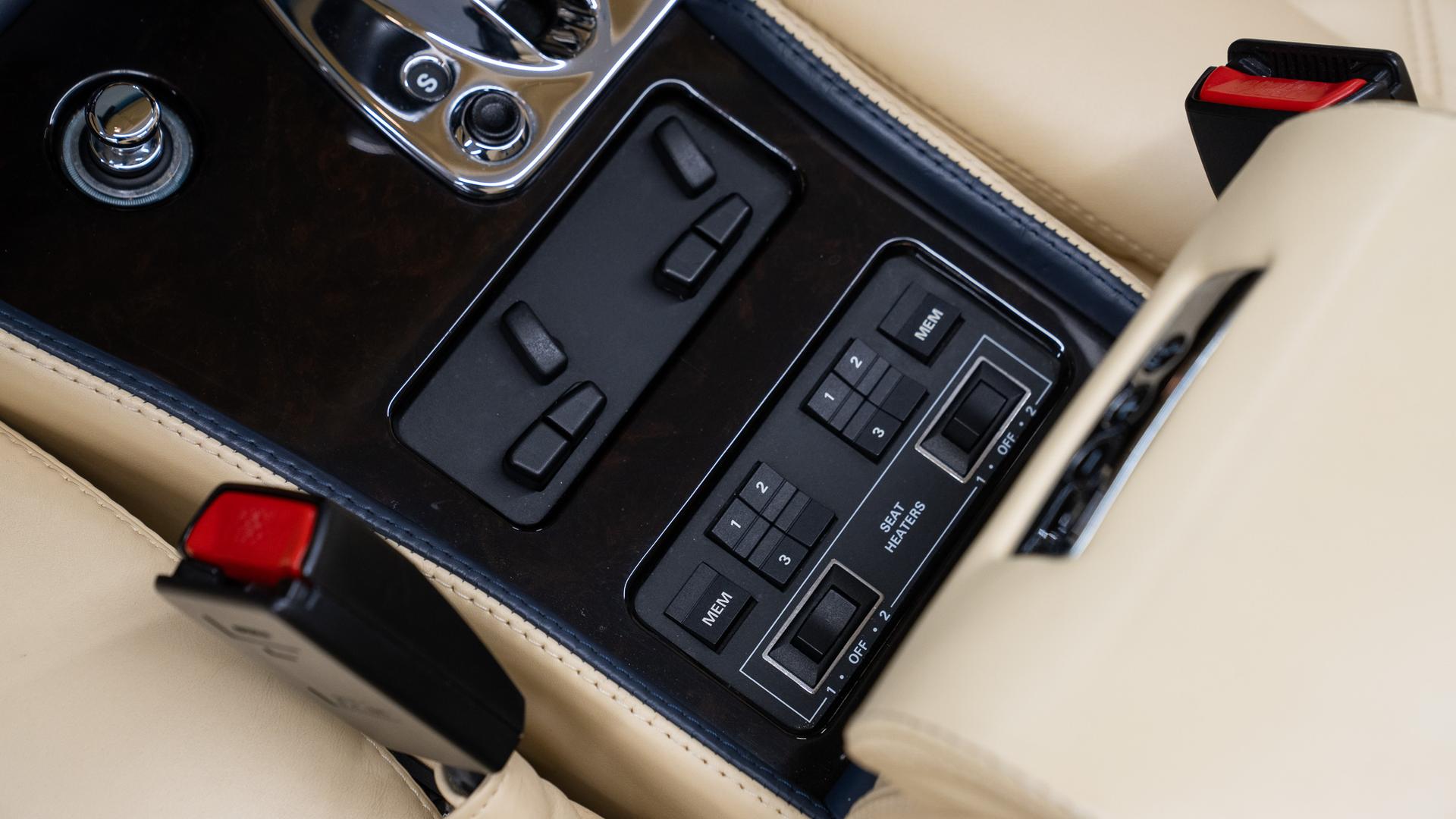 Bentley Azure Photo f8d5cf16-1853-418b-b420-15916f5544c0.jpg