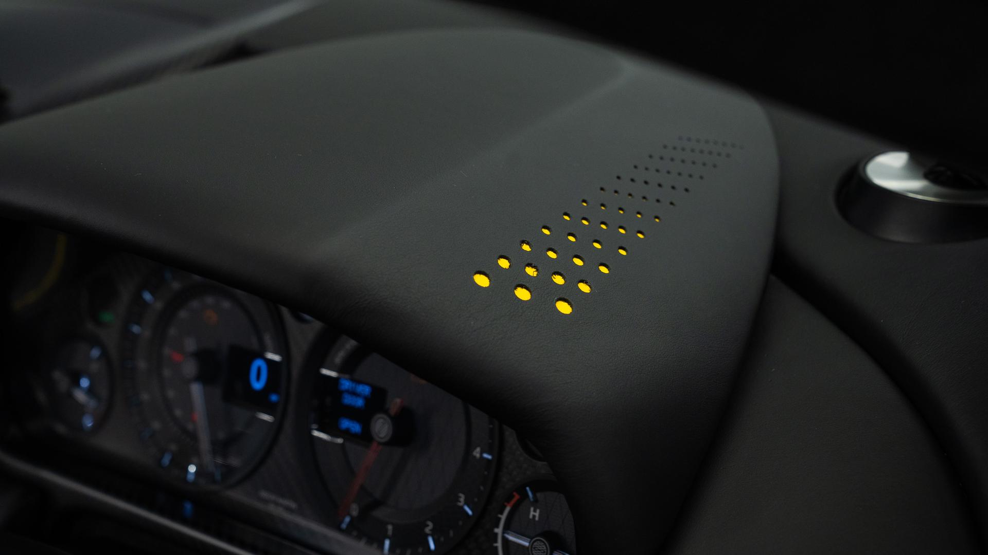 Aston Martin Vantage Photo f8d61562-46f5-40a1-a731-bb0b71bb88cb.jpg