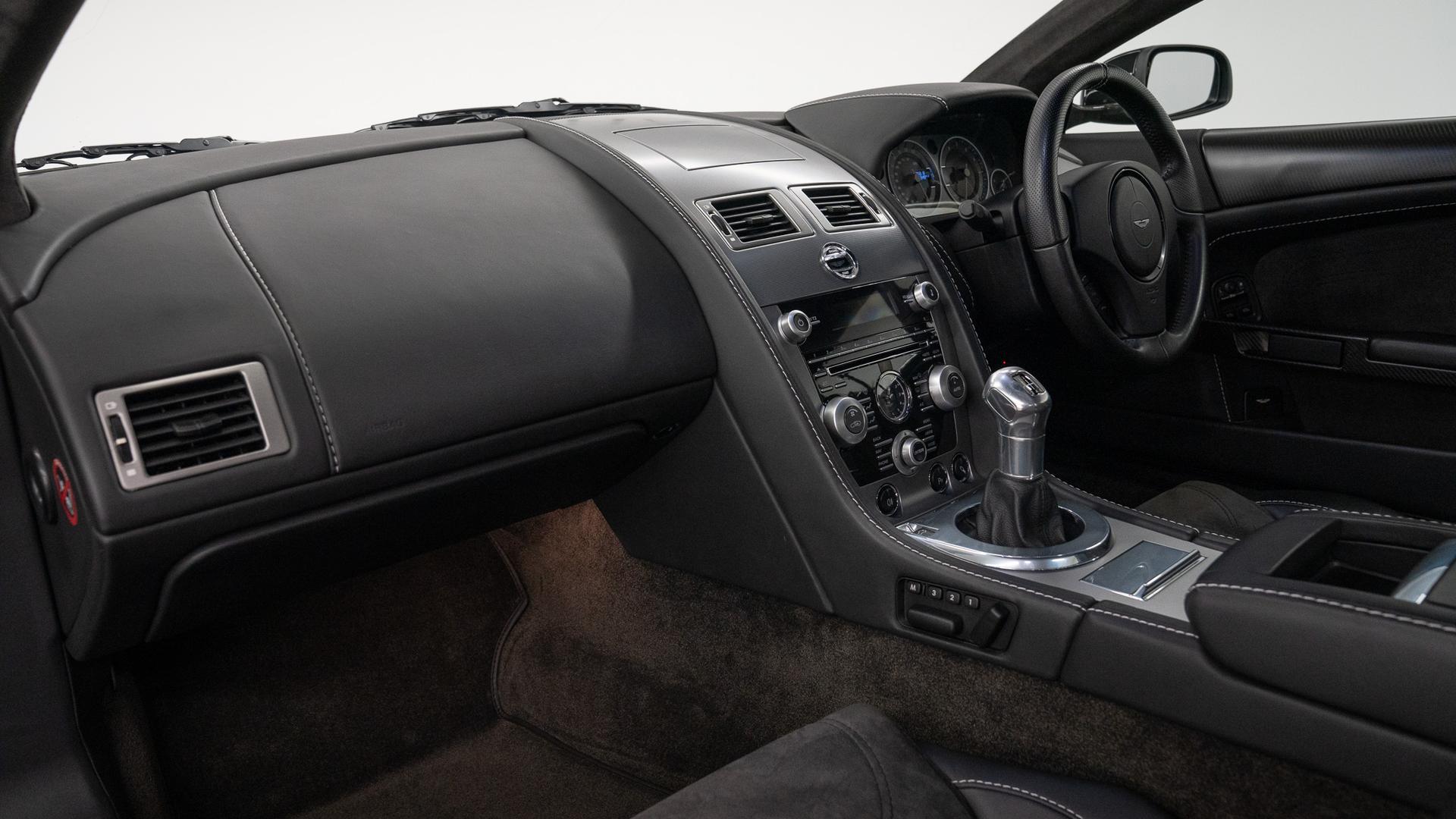 Aston Martin DBS Photo f94404e6-ca5a-4594-8c3a-2befd51eca27.jpg