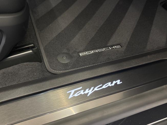 PORSCHE Taycan Photo 29