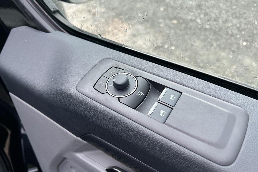 Ford TRANSIT CUSTOM Photo f960833a-12c6-414c-b292-c6994f6faf7d.jpg