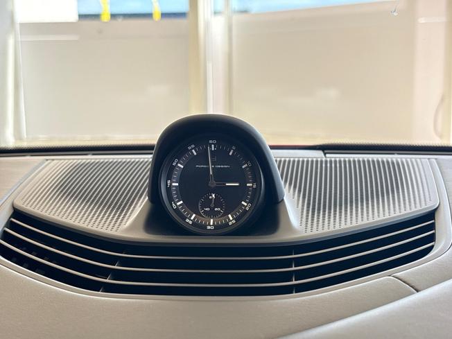 PORSCHE Taycan Photo 48