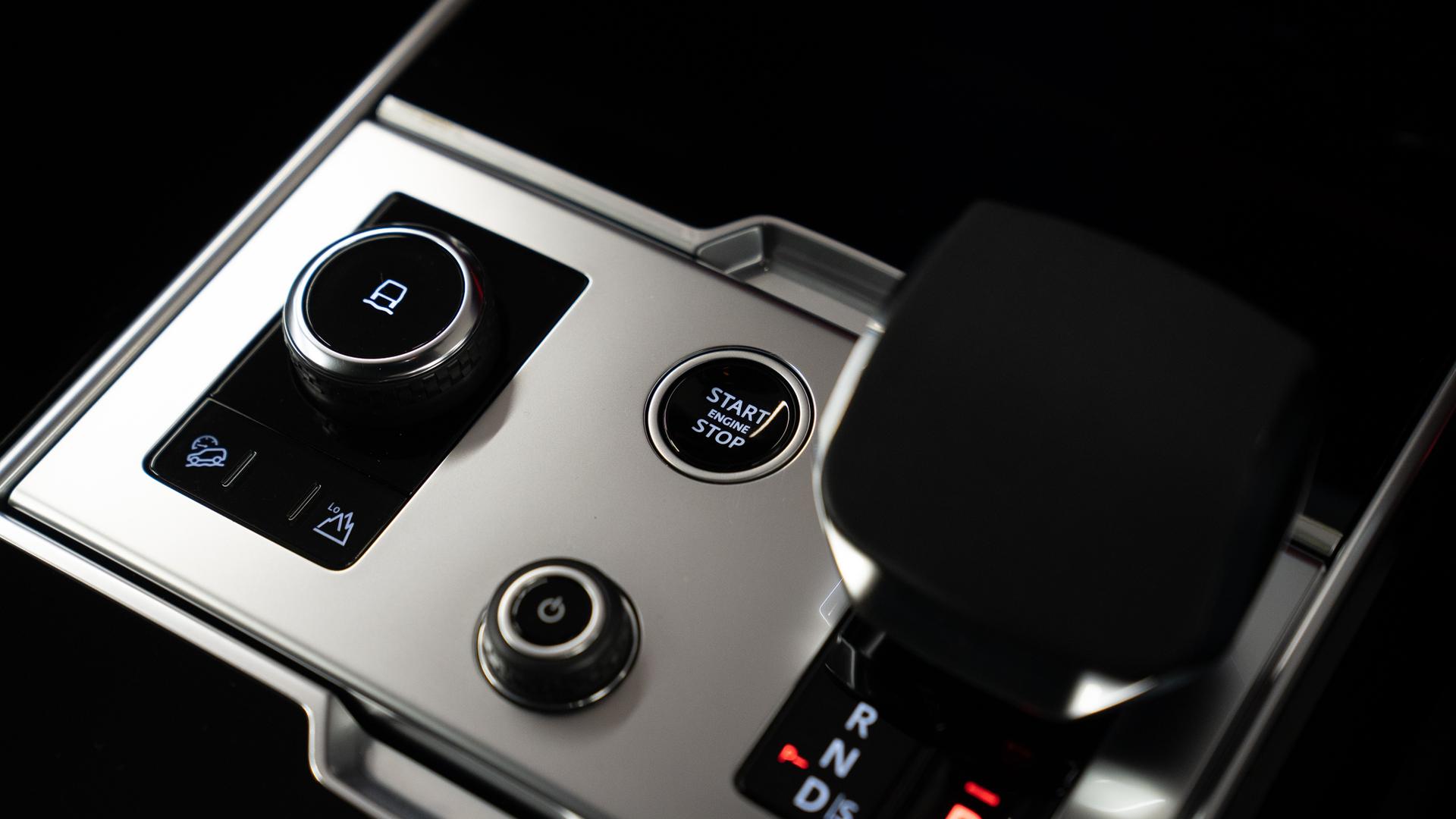 Land Rover Range Rover Photo f9ed36f8-188d-46e2-8e2a-07eaf2a6042b.jpg