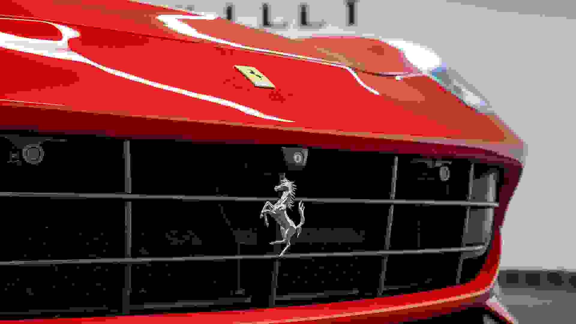Ferrari F12 Photo fa1b5af8-fe27-4775-b6cf-e1b8e0c49f3f.jpg