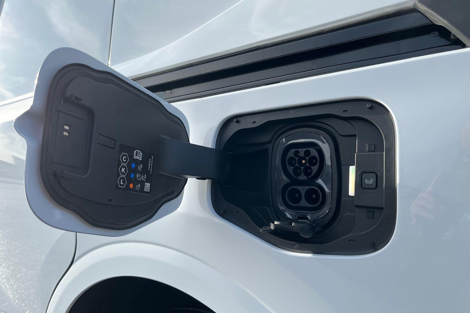 Ford E-TRANSIT COURIER Photo 30