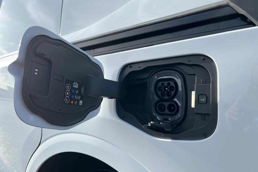 Ford E-TRANSIT COURIER Photo fa4f9274-a3b0-43a1-ace9-e726066ac001.jpg