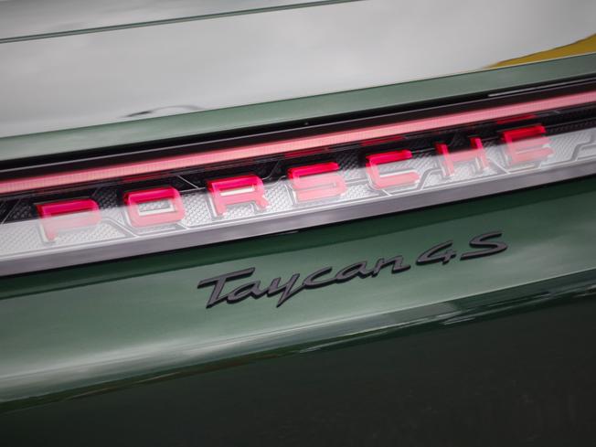 PORSCHE Taycan Photo 14