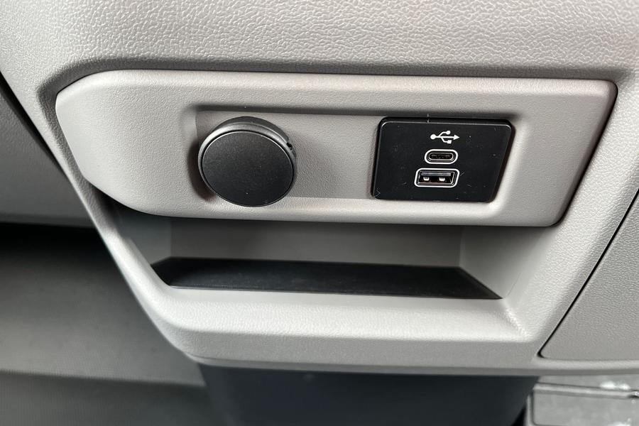 Ford E-TRANSIT CUSTOM Photo faef07a4-1d12-49d3-9c59-63ce35722a0f.jpg