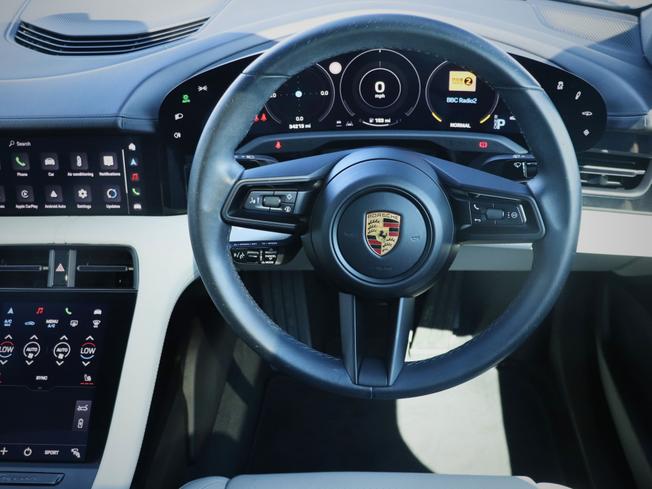PORSCHE Taycan Photo 32