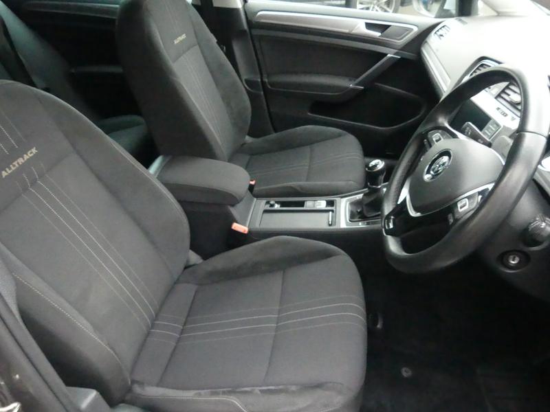Volkswagen Golf Photo fb31e1c4-5aad-4b4c-b2de-d5b0f32ee8bc.jpg
