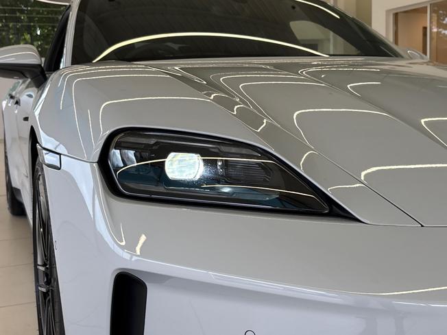 Porsche Taycan Photo 31