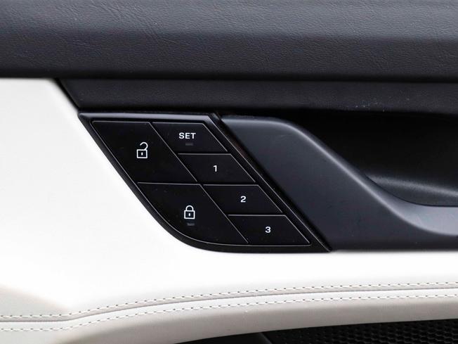 PORSCHE Taycan Photo 19
