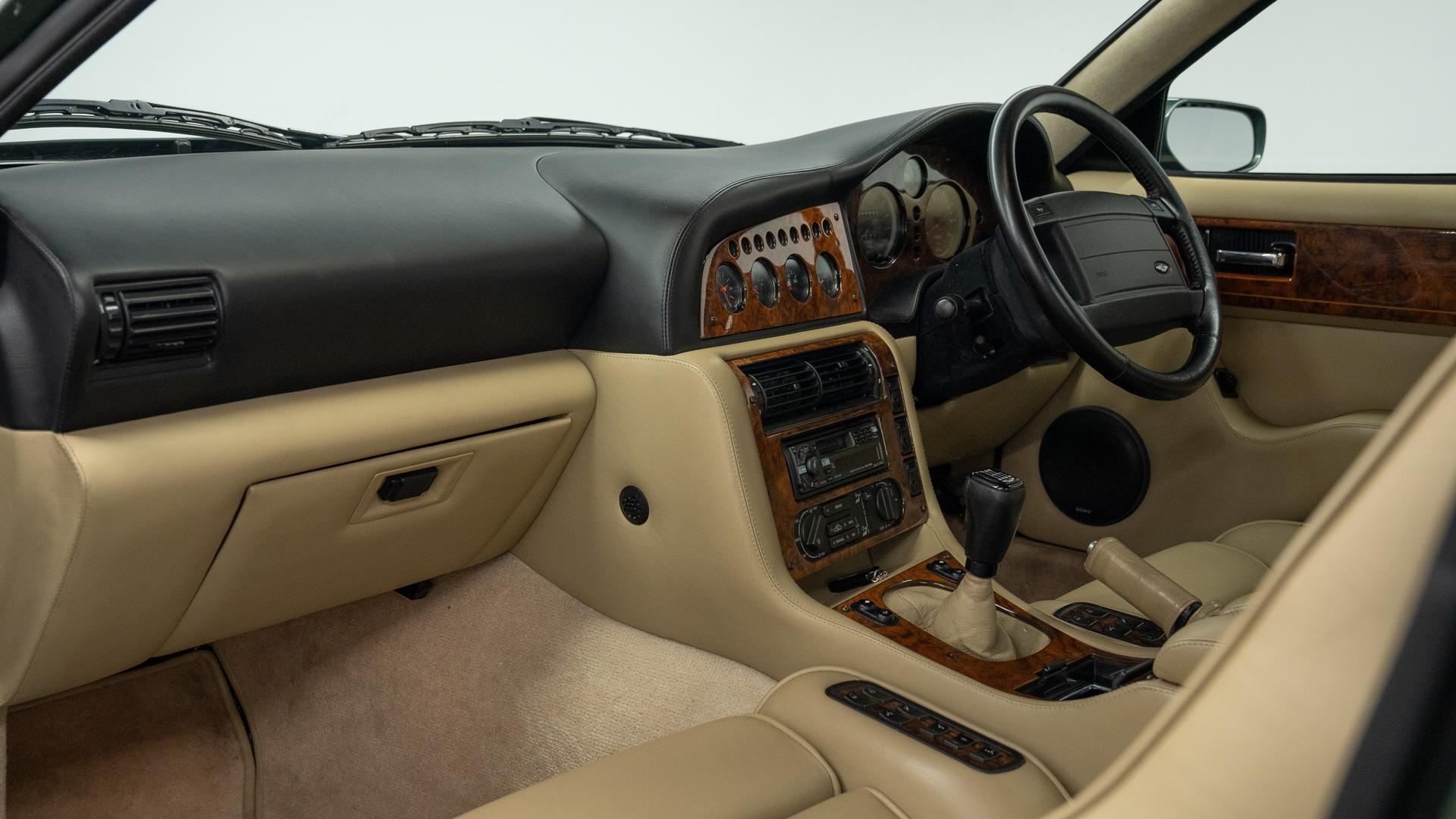 Aston Martin V8 Vantage Photo fb75e1a8-d0fa-46a2-9f2e-debd98f06ad6.jpg