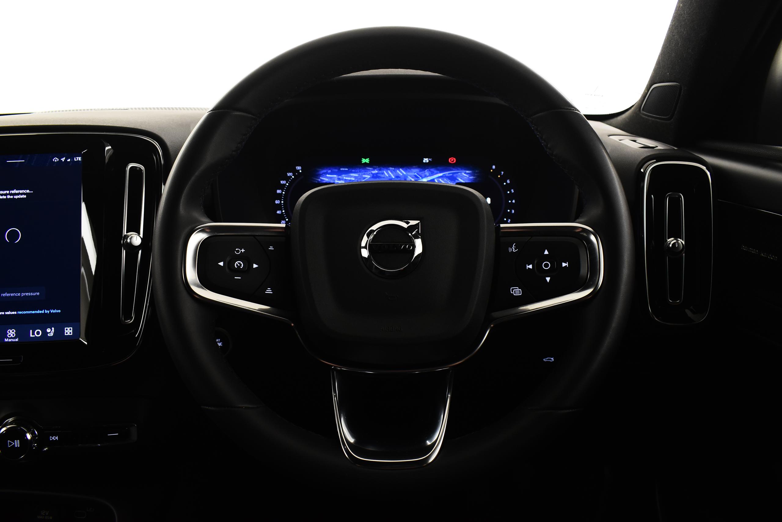 2023 VOLVO XC40 2.0 B4P Ultimate Dark 5dr Auto - vehicle photo 9 for sale on PureCar