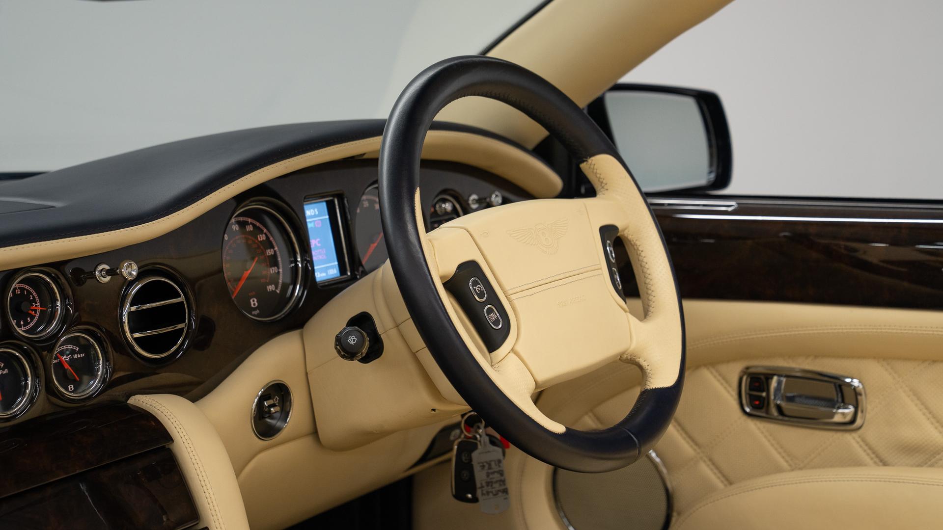 Bentley Azure Photo fc4d1511-d796-4db0-9132-d79712b44b74.jpg