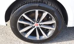 Jaguar F-PACE Photo 30