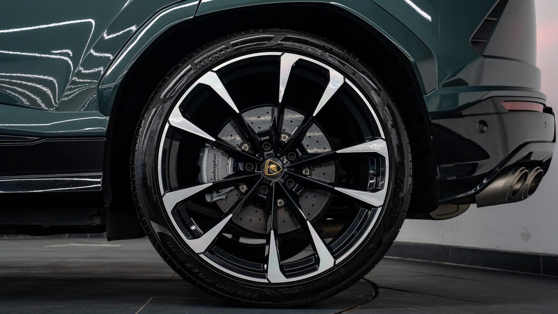 LAMBORGHINI Urus Photo fc6982b1-c08d-4d71-9858-d8e5f165f842.jpg