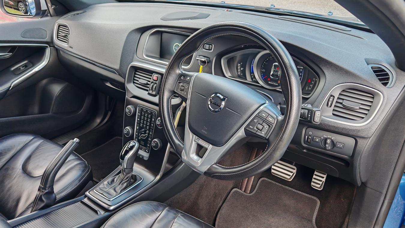 Used Volvo V40 RX66YXR 11