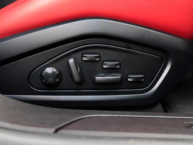 PORSCHE Taycan Photo 28
