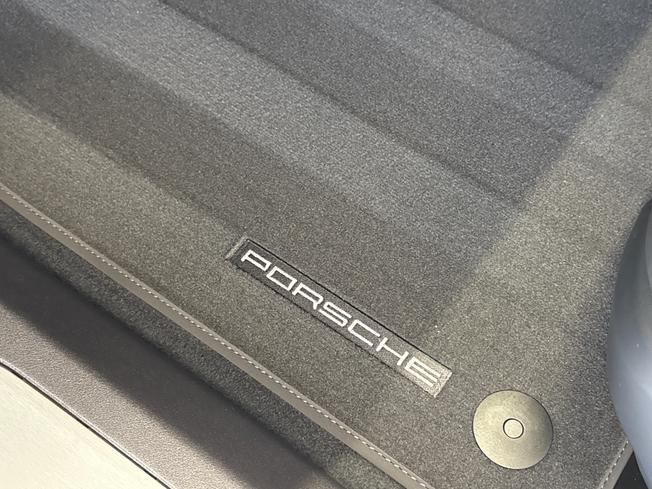 Porsche Taycan Photo 44