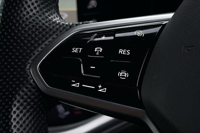 VOLKSWAGEN Touareg Photo 16