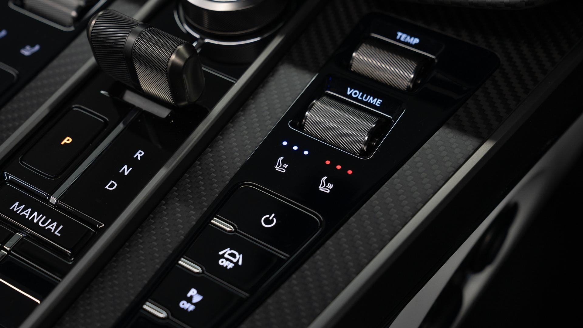 Aston Martin Vanquish Photo fd0399a5-138c-4308-bb9b-f4842f837ff8.jpg