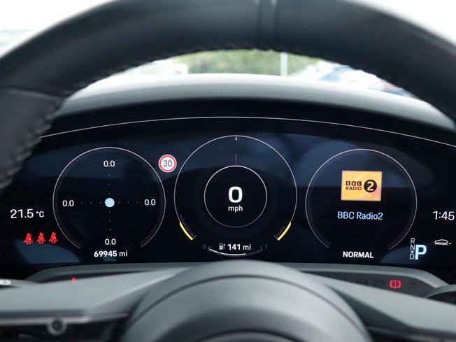 PORSCHE Taycan Photo 17