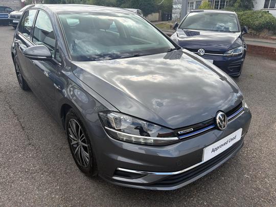Volkswagen Golf Photo fe00823c-19c3-42cd-bdf6-7e9851cb4a6e.jpg