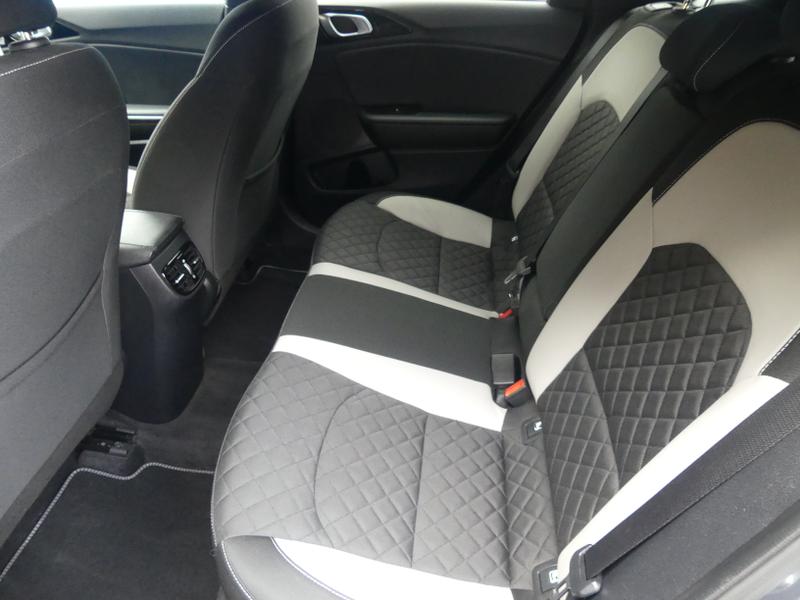 Kia ProCeed Photo fe02df2a-2fa1-4f10-b384-2926421ad5ac.jpg