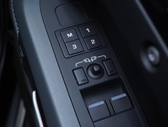 Land Rover Defender 90 Photo fe075ed7-a0fd-4504-9b5d-24ee1bf75d90.jpg