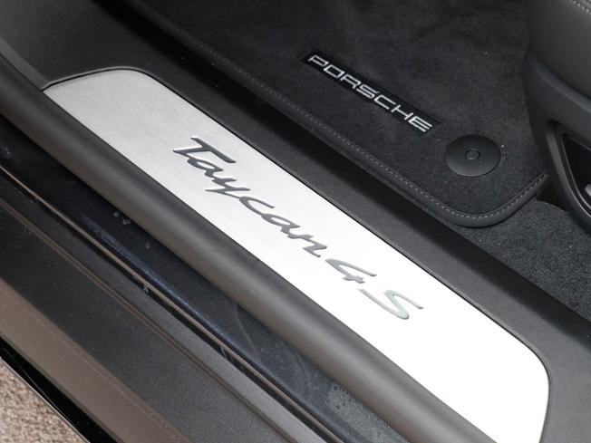 Porsche Taycan Photo 27