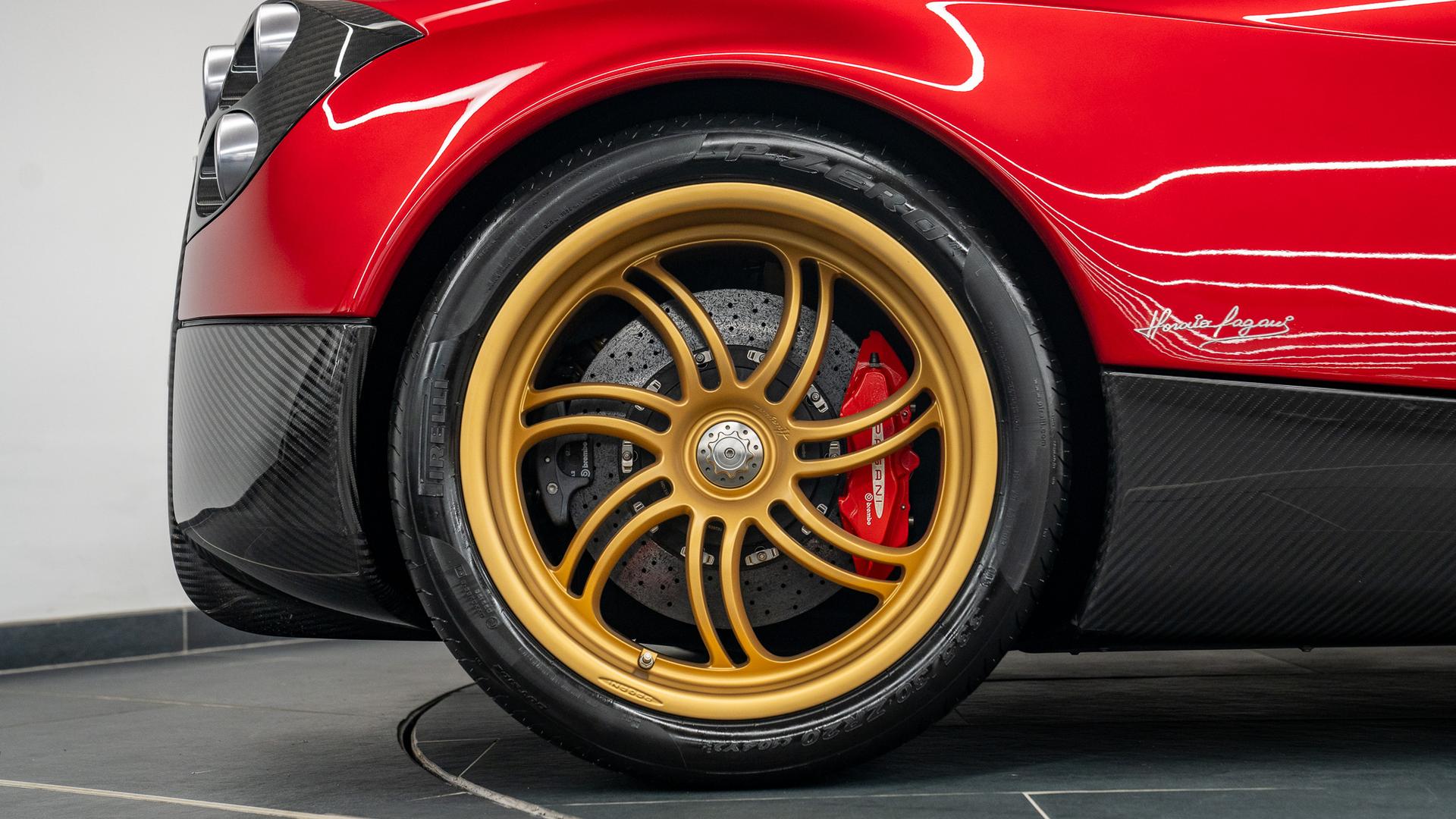 Pagani Huayra Photo fe7c7e18-20f5-44e9-802a-520dd0f2b6c5.jpg