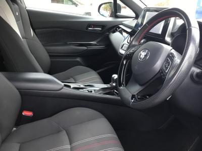 Toyota C-HR Photo 13