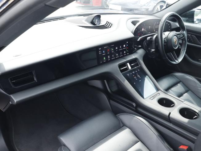 PORSCHE Taycan Photo 20
