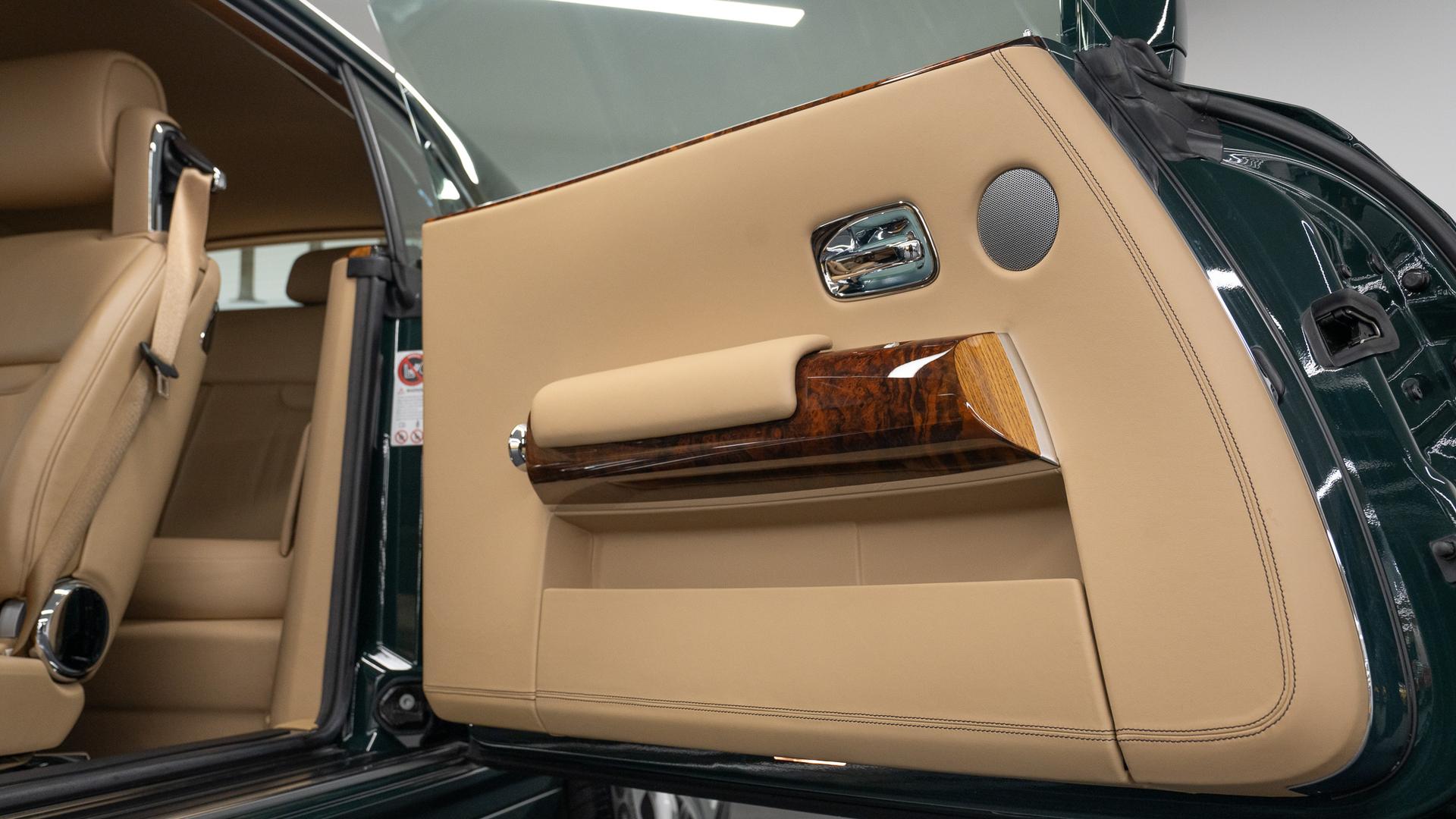 Rolls-Royce Phantom Photo ff2ac86d-e8e7-46a0-9ad5-2358a680ad9e.jpg