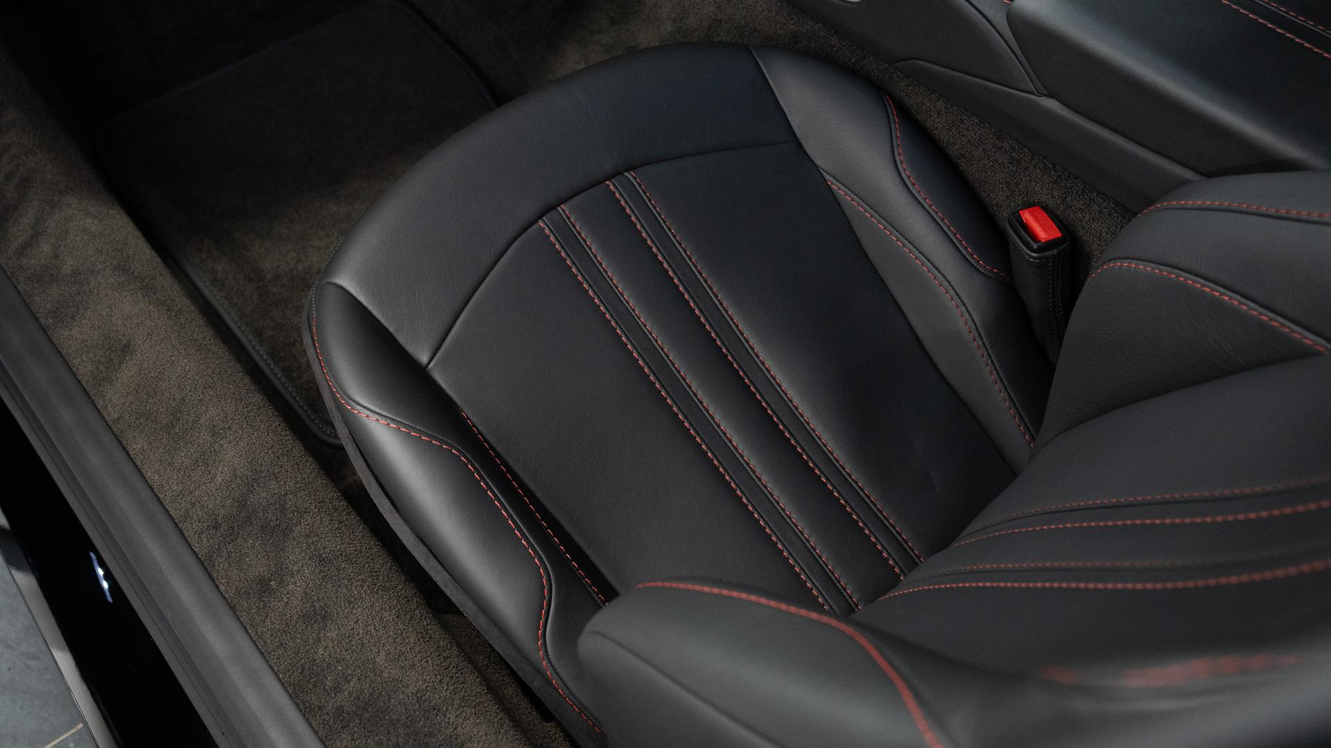 Aston Martin Vantage Photo ff8be522-74c6-4fae-98e7-030a616b8ff5.jpg