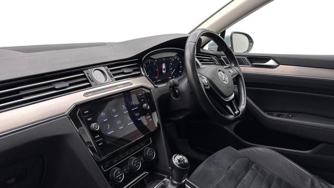 VOLKSWAGEN Passat Photo 2