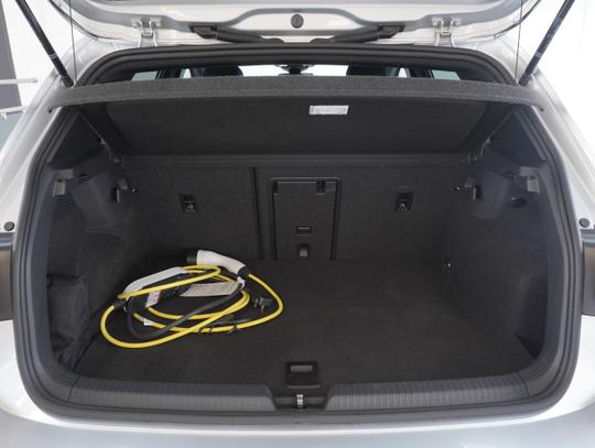 Volkswagen Golf Photo ff8dfdc4-90b5-4dba-87d0-67e73962bd90.jpg